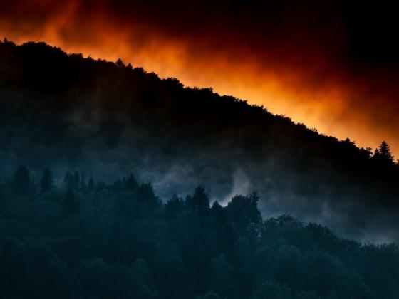wildfire with mountains